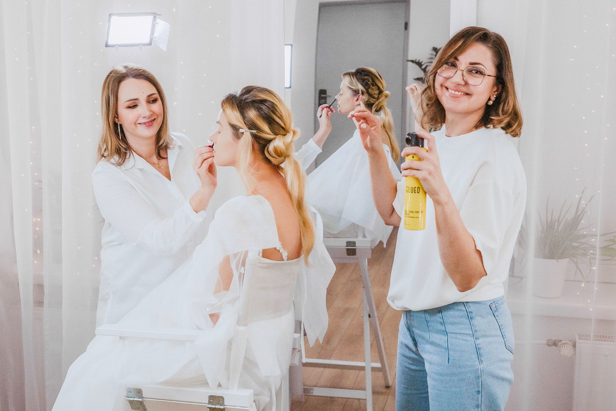 makijaż i fryzura, dwie usługi ślubne, makijażystka, fryzjerka ślubna, wizaż na ślub, duet: makijaż i fryzura do ślubu, backstage, panna moda, Kraków, stylizacja ślubna, fotografka: Czułe Słowa - Angelika Mazur