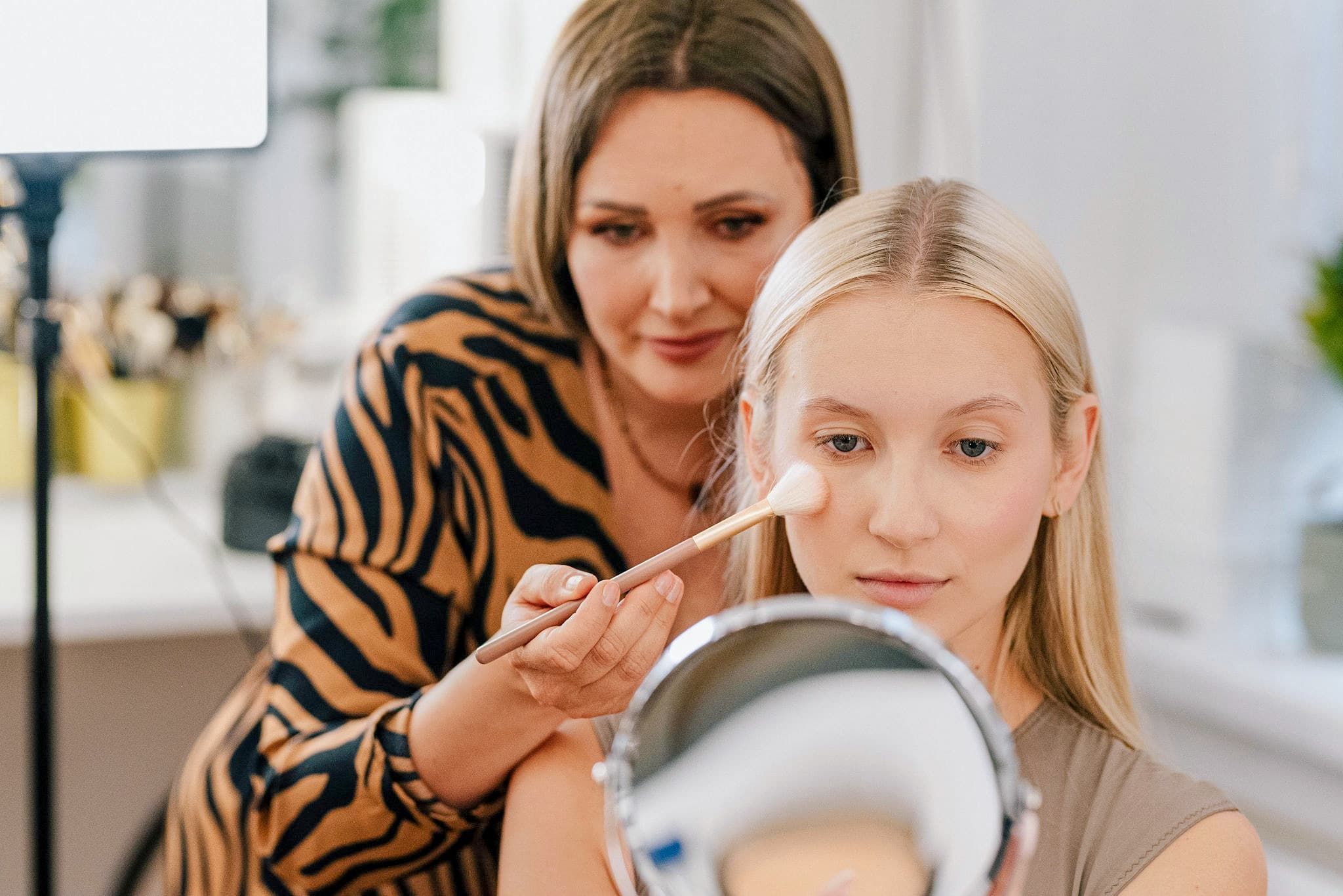 Warsztaty makijażu idealna cera, warsztaty makijażu dla początkujących, jak dbać o skórę, jaki podkład, Kraków, Agini Makeup Artist, Modelka: Weronika, Fotografka: Angelshoot